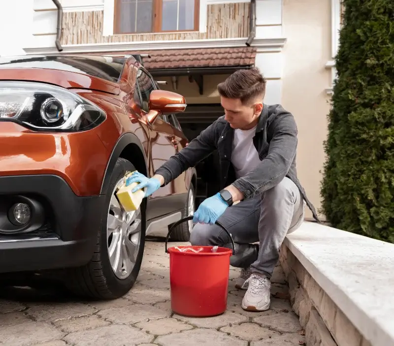 Lavage auto à domicile Tralonca : professionnel intervenant sur un véhicule